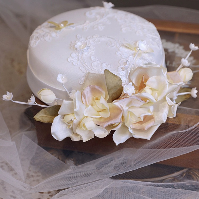 Una boda es uno de los momentos más importantes en la vida de una pareja. Cada detalle cuenta para que ese día sea perfecto y memorable. Es por eso que en Lovedaytrading nos dedicamos a ofrecer los mejores accesorios para bodas, que complementarán el estilo de cada pareja y crearán un ambiente único. En esta guía completa, te presentaremos los accesorios imprescindibles para tu boda: desde maravillosos anillos de compromiso hasta elegantes tocados y detalles decorativos. Descubre cómo nuestros productos pueden hacer de tu día especial algo verdaderamente inolvidable.